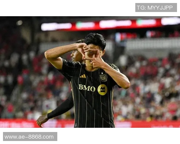 穆勒第96分钟绝杀进球震撼全场直面三名防守球员展现超强实力