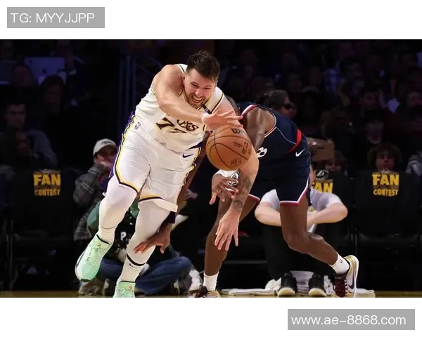 湖人自媒体调侃快船战绩糟糕笑声不断引发球迷热议