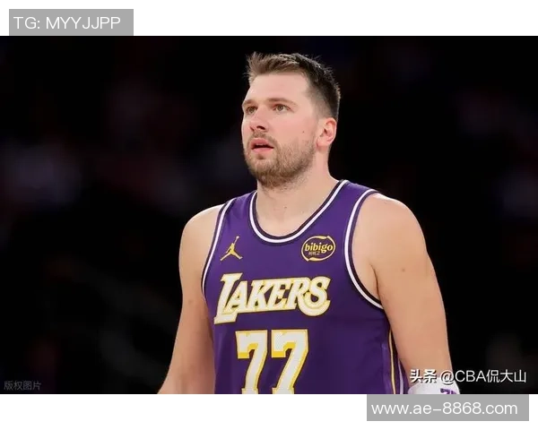 大范分析：里夫斯无球跑动活跃东契奇詹姆斯却选择静止待命