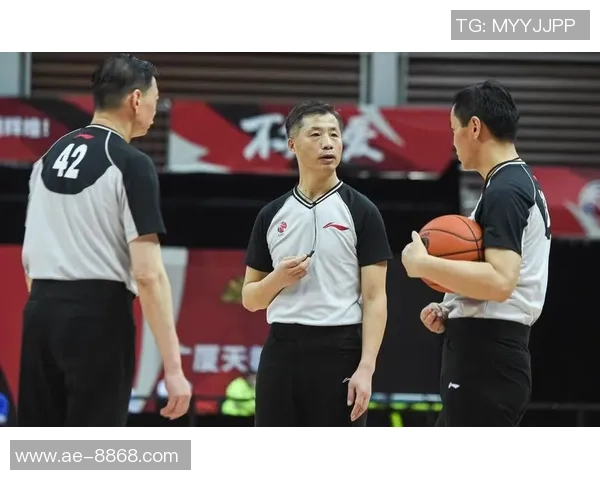 追梦与球迷争执裁判出面调解展现职业素养与冷静处理能力